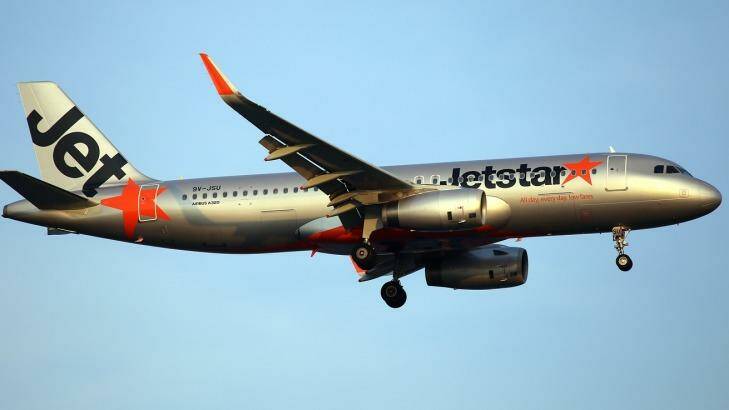 Jetstar usually does not transfer baggage from one of their flights to another but there are exceptions.
 