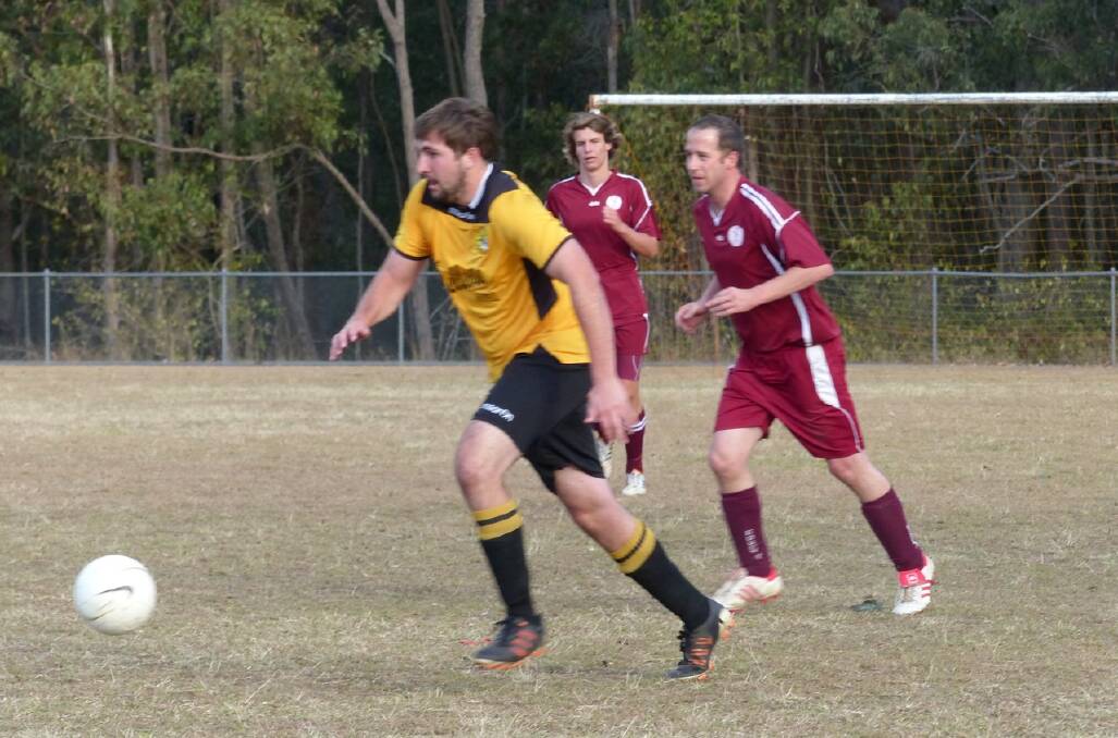 ENDED IN A DRAW: Tigers Gold left midfielder Dean Bensch attacks the Tinonee defence.  Photo by Sarah Newman. 