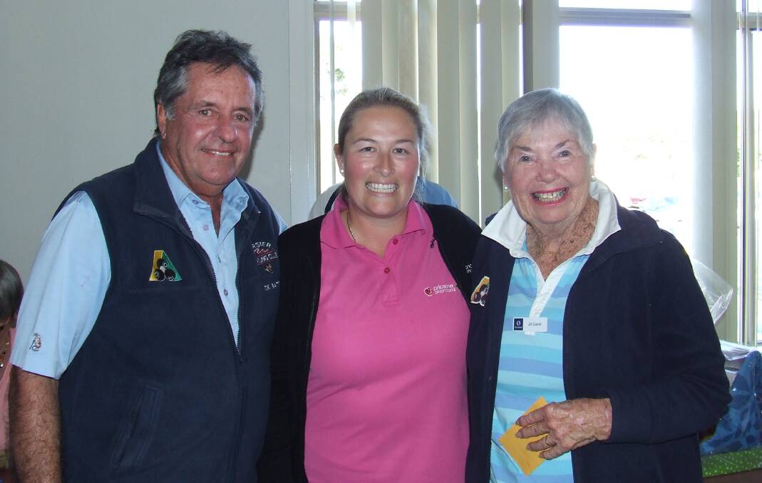 WINNING COMBINATION: Rick Bateson,  Amelia Harris and Jill Garel.  Rick and Jill were the winners of the Priceline Pharmacy Three Bowl Mixed Pairs held on 
Father’s Day. 
  
