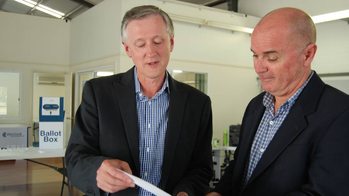David Keegan from Country Labor with Independent candidate Steve Attkins at the ballot draw on Thursday (March 12).