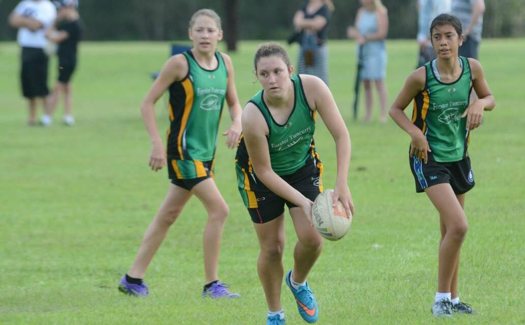 Brooke Hovath looks to get a pass away for Forster Tuncurry at the 2016 Taree Gala Day.