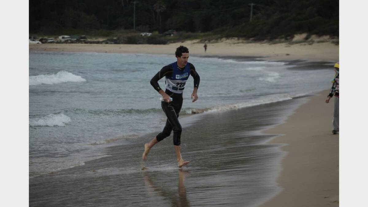EARLY LEAD: Warren Keegan’s swim leg set up victory for local team The Avengers in Saturday’s race (left).  Photos by Craig Mason from East Coast Photography.  For a slideshow from the event go to www.greatlakesadvocate.com.au.