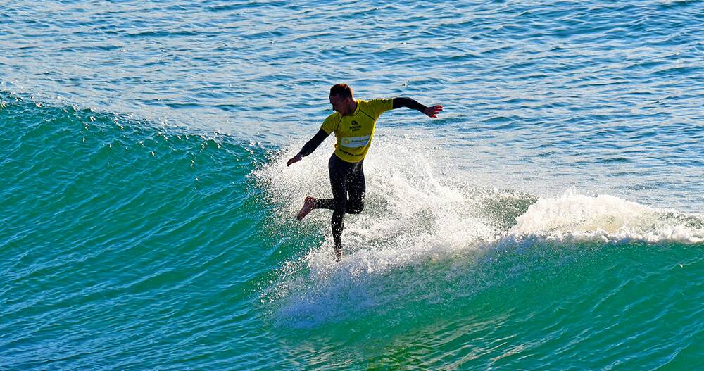 Jayce Pioli from Milton put on a thrilling display of traditional longboarding to take out the men’s logger title. Photo:Terry Day/Surfing NSW .