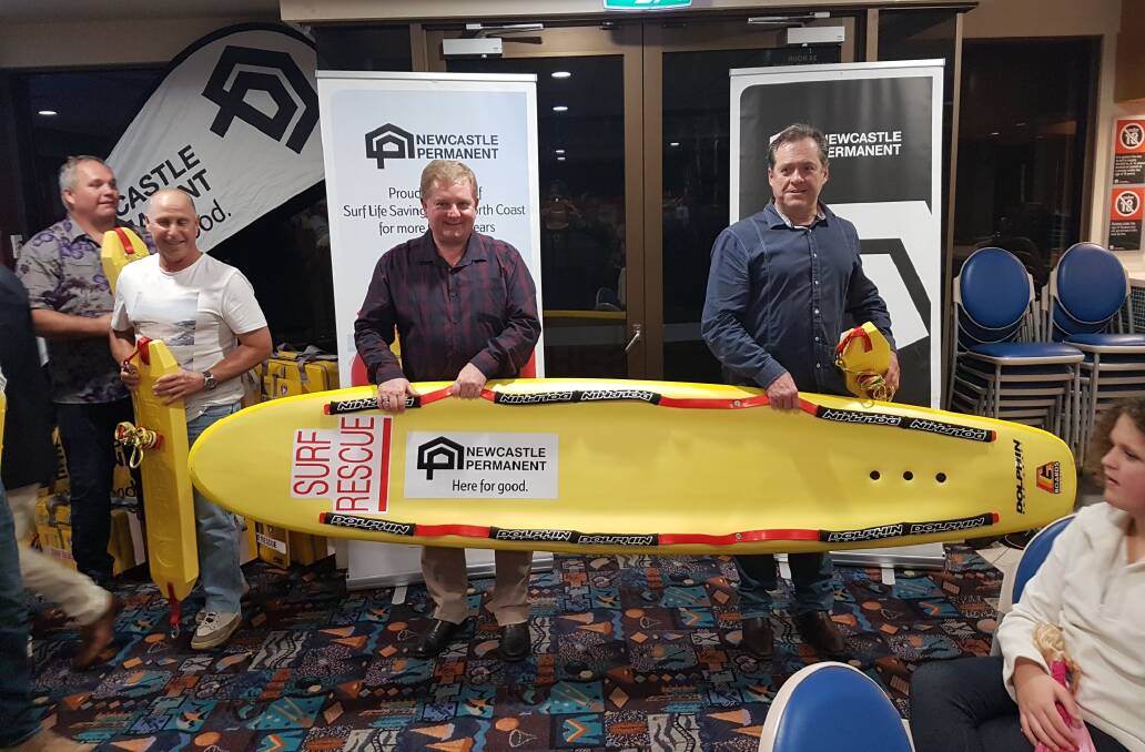Craig Fuller from Newcastle Permanent presenting the award for Lifesaving Competition
winner Black Head SLSC with president, Bruce White accepting the prize.