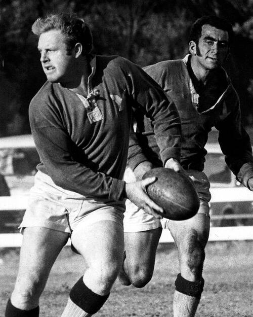 Tony Paskins in full flight during the 1970 season. He led the Hawks to two premierships in three years during his stint from 1968 to 1970.