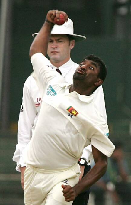 Sri Lankan bowler Muttiah Muralitharan (R) pitches a delivery as Australian umpire Simon Taufel in 2005. Photo: Reuters