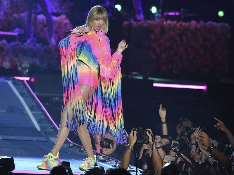 Taylor Swift has put on a surprise show at LGBT landmark the Stonewall Inn in New York.