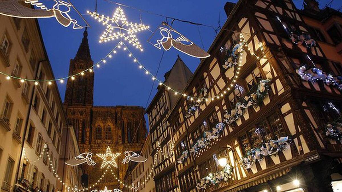 Tourists visit the traditional Christkindelsmaerik (Christ Child market) near Strasbourg Cathedral in eastern France. Photo: REUTERS